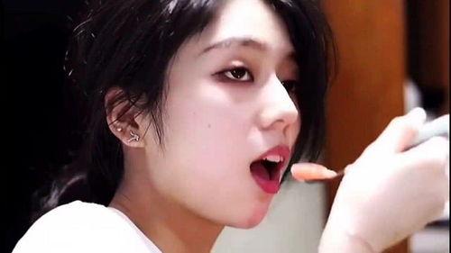 女人安静吃瓜,女性独享的悠闲时光