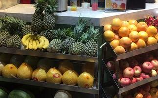 吃菠萝和哈密瓜哪个更好,营养与口感的双重较量，哪个更胜一筹？”