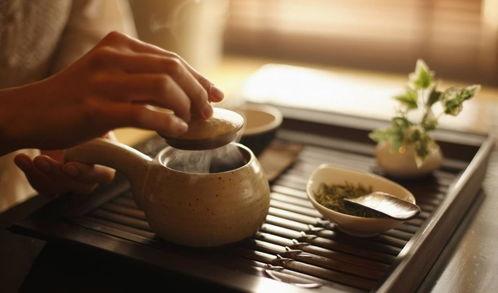 吃瓜少女喝茶文案,吃瓜少女的悠闲时光