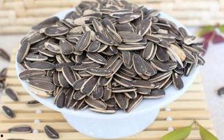 阿姨嗑瓜子吃瓜